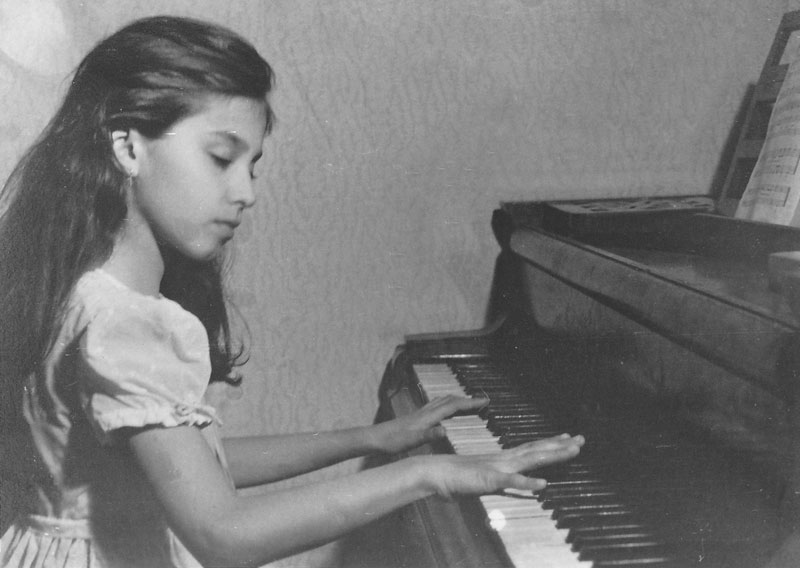 a young Georgiana Rosca playing the piano